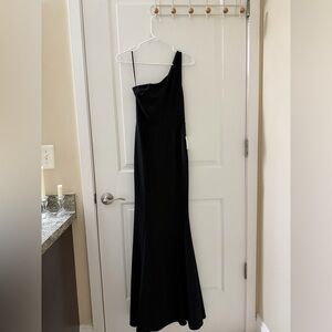 Lulu's Chic Black One-Shoulder Prom Formal Gown